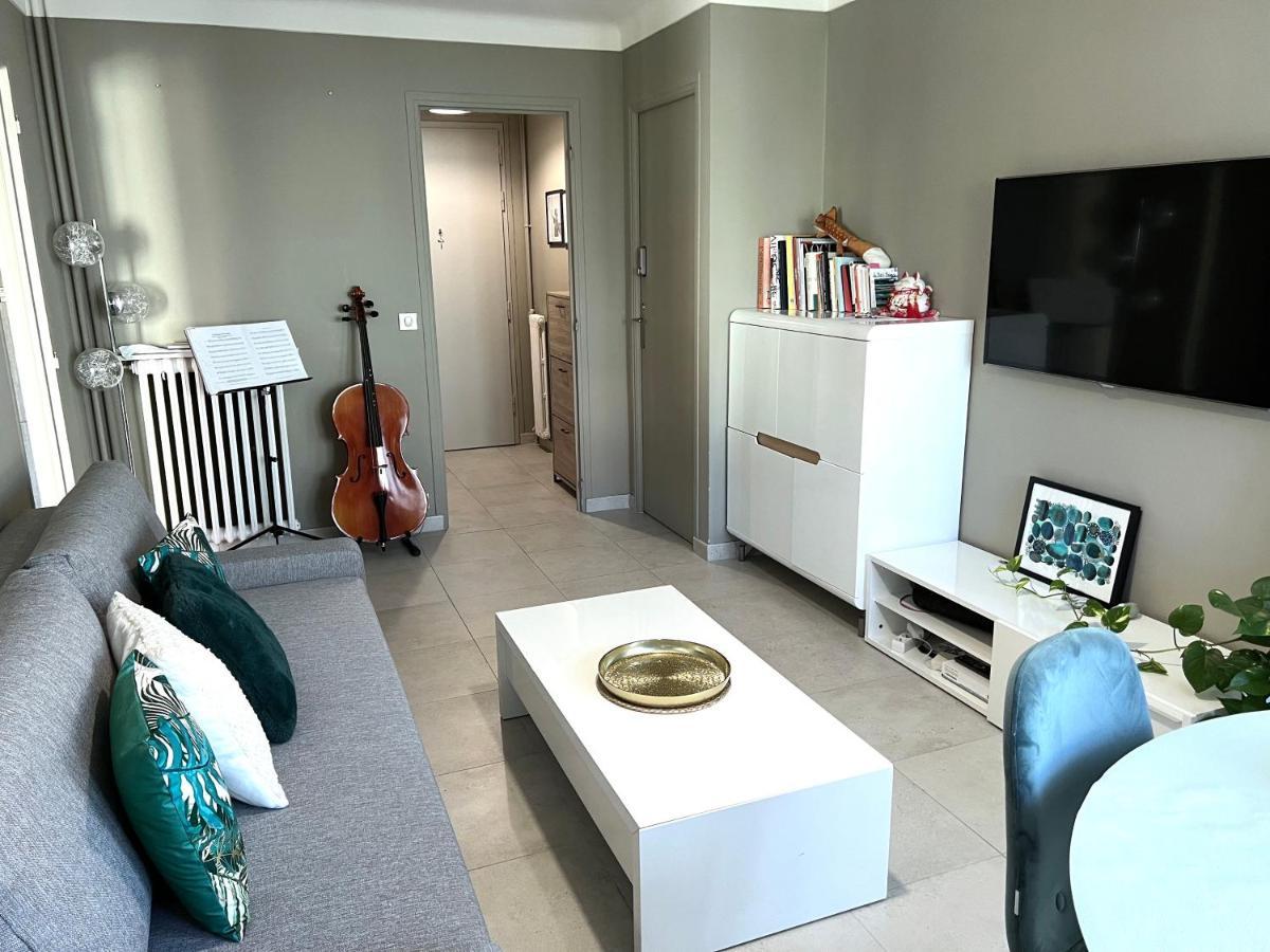 Cozy West Side Balcony Flat: Airport & Beach Proximity Apartment Nice Exterior photo